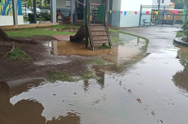Sainte-Marie : les maternelles de Desbassyns couverts de sable et les pieds dans la boue