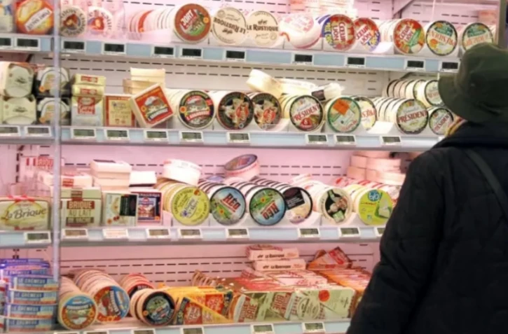 Une campagne nationale de rappel concernant six fromages issus d'une fromagerie de la marque Graindorge et commercialisés par des grandes enseignes a été lancée car ils pourraient contenir la bactérie responsable de la listériose ( AFP / Charly TRIBALLEAU )