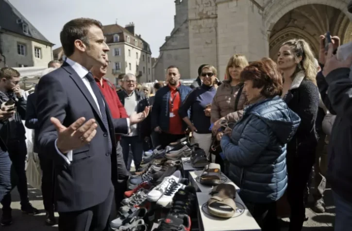 Emmanuel Macron à la rencontre des habitants sur un marché de Dole, le 27 avril 2023 dans le Jura ( POOL / Christophe PETIT TESSON )