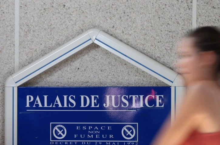 palais de justice photo verticale 