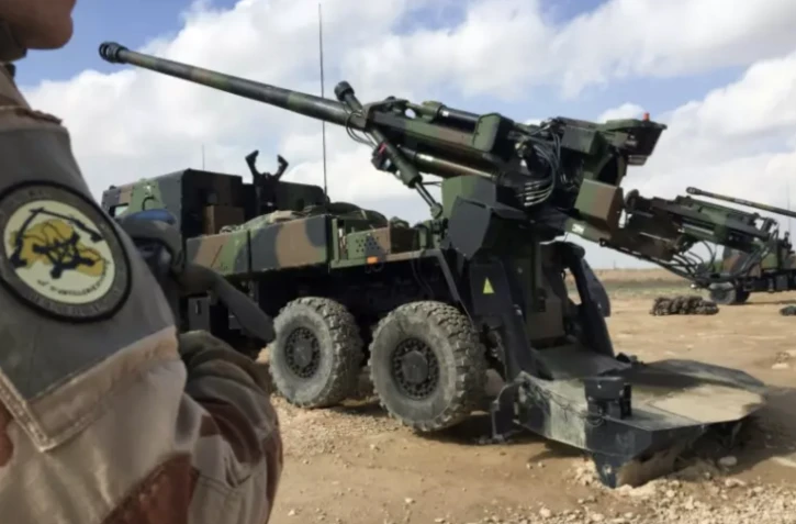 Un soldat français participant à l'opération Chammal, dans le cadre de la coalition internationale Inherent Resolve contre le groupe Etat islamique, monte la garde devant un canon-obusier CAESAR, le 9 février 2019 près d'Al-Qaim, en Irak ( AFP / Daphné BENOIT )