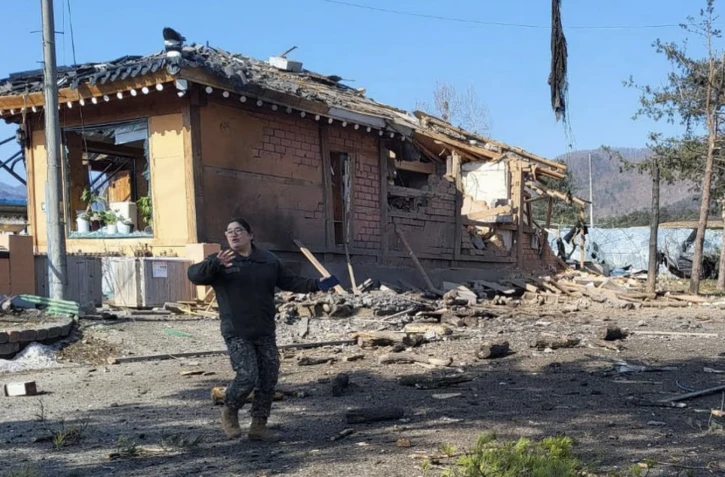 Des militaires sud-coréens en intervention sur un site bombardé accidentellement à Pocheon, en Corée du Sud, le 6 mars 2025. (YONHAP / AFP)