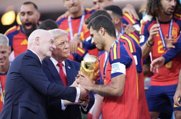 Donald Trump a remis le trophée aux Espagnols. (©
