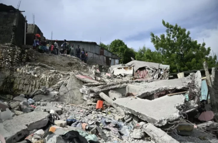 Des habitants constatent les dégâts causés par un séisme dans la ville de Jérémie, dans l'ouest d'Haïti, le 6 juin 2023 ( AFP / Richard PIERRIN )