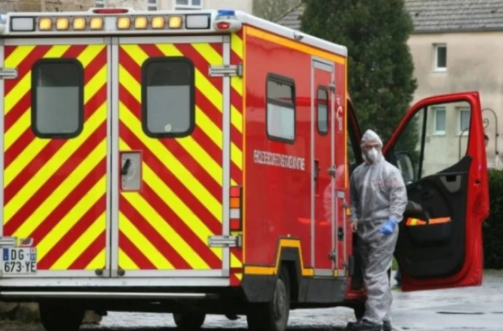 Un véhicule de secours et d'urgence à Crépy-en-valois le 2 mars 2020 après la découverte d'un nouveau cas de contamination