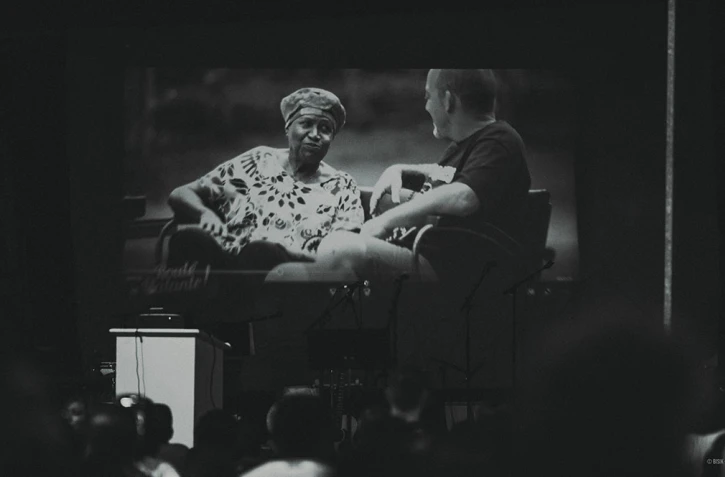 Hommage à Françoise Guimbert : torrent d’émotions sur l’esplanade du front de mer de Saint-Benoît