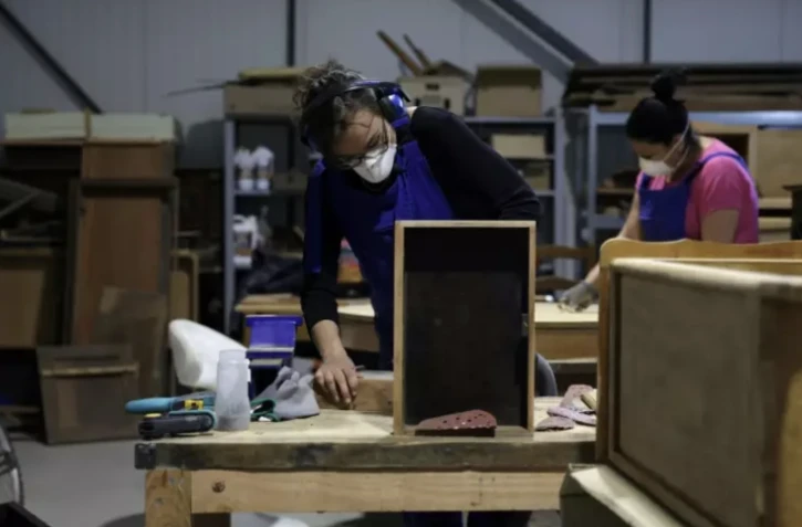 Cynthia dans l'Atelier des Filaos spécialisé dans le recyclage de meubles à Prayssac dans le Lot le 5 juin 2024 ( AFP / Valentine CHAPUIS )