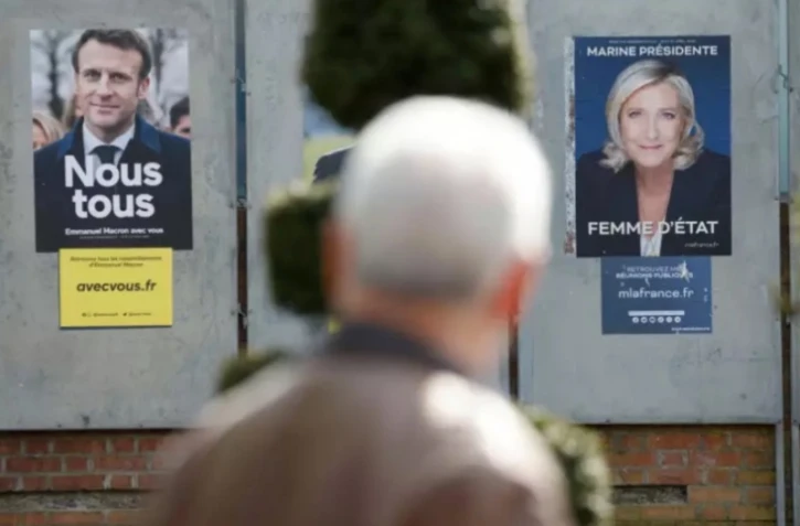 Des affiches électorales du président-candidat à la présidentielle Emmanuel Macron (LREM) et de la candidate du Rassemblement national (RN) Marine Le Pen à Denain (Nord), le 11 avril 2022 ( AFP / Ludovic MARIN )