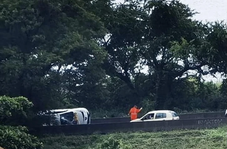 véhicule sur le flanc