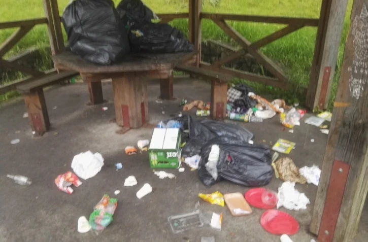 Maïdo : un kiosque transformé en poubelle géante 