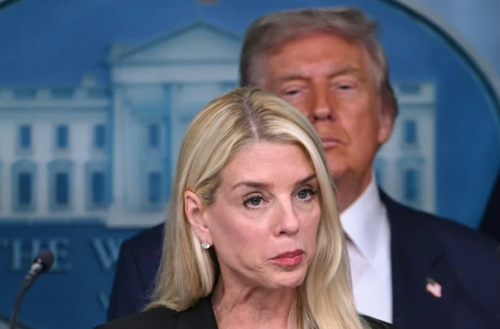 La ministre américaine de la Justice, Pam Bondi, et le président américain Donald Trump lors d'une conférence de presse à la Maison Blanche, le 11 août 2025 à Washington