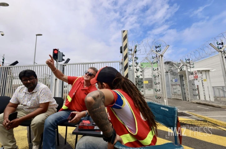Le Port : un gréviste de la centrale EDF enchaîné au site en signe de protestation