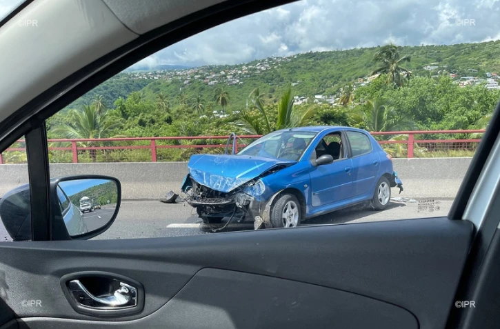 Route des Tamarins : une voiture accidentée, voie de droite neutralisée