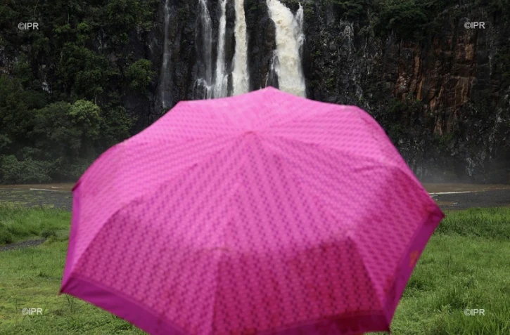pluie à la cascade niagara, sainte-suzanne