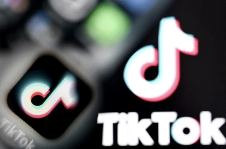 Cinq influenceurs aux contenus jugés problématiques par certains députés, auditionnés par la commission d'enquête sur les effets psychologiques de TikTok sur les mineurs mardi, ont rejeté la responsabilité sur les parents et les plateformes ( AFP / Kirill KUDRYAVTSEV )