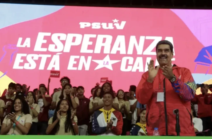 Cette photo diffusée par la présidence vénézuélienne montre le président Nicolas Maduro applaudissant lors d'un rassemblement au stade Poliedro à Caracas, le 16 mars 2024 ( Venezuelan Presidency / Francisco Batista )