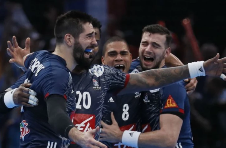 Les handballeurs français célébrant leur victoire lors du Mondial-2017 après un succès en finale contre la Norvège, le 29 janvier 2017 à Paris