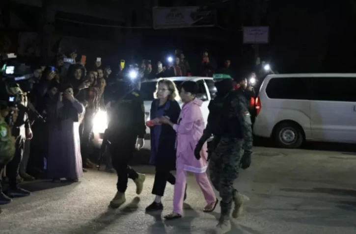 Des combattants du Hamas remettent deux femmes otages à la Croix-Rouge à Rafah, dans le sud de la bande de Gaza, le 28 novembre 2023 ( AFP / SAID KHATIB )