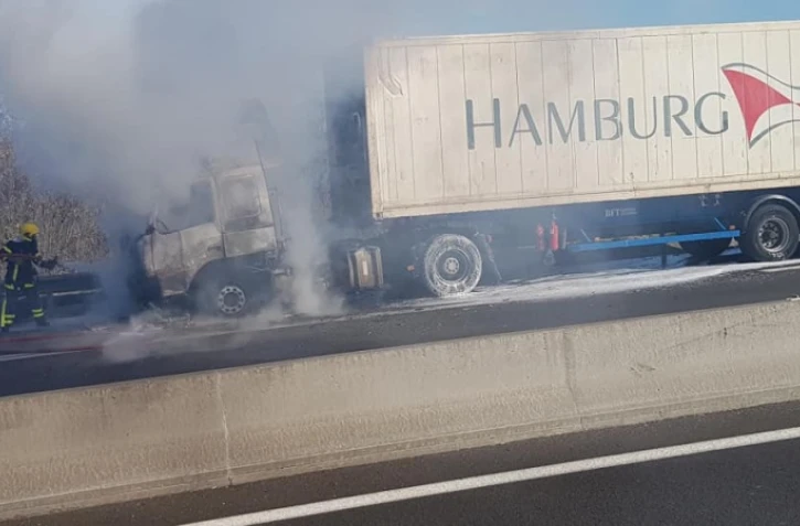 Route des Tamarins camion en feu
