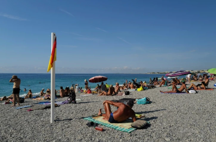 Des estivants sur la plage de Nice, le 24 août 2022