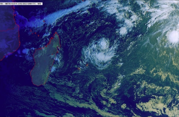 système dépressionnaire située à 870 km 13/02/2022, de la Réunion
