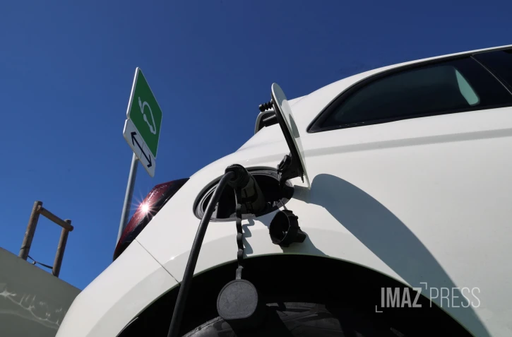 Borne de rechargement pour véhicule électrique