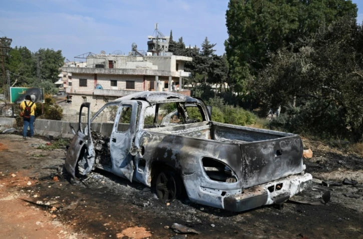 Un véhicule calciné après des frappes israéliennes  près de Mesyaf, dans la province de Hama, en Syrie, le 9 septembre 2024