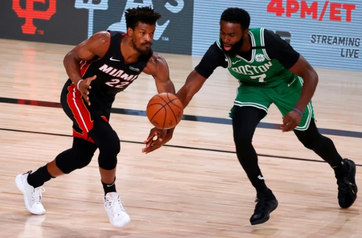 Jaylen Brown (d) des Boston Celtics à la lutte avec Jimmy Butler du Miami Heat lors du 3e match de la finale de Conférence Est en NBA le 19 septembre 2020 à Lake Buena Vista en Floride
