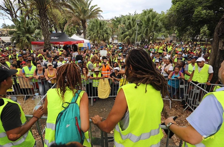 Gilets jaunes devant la Préfecture après leur rencontre avec Annick Girardin