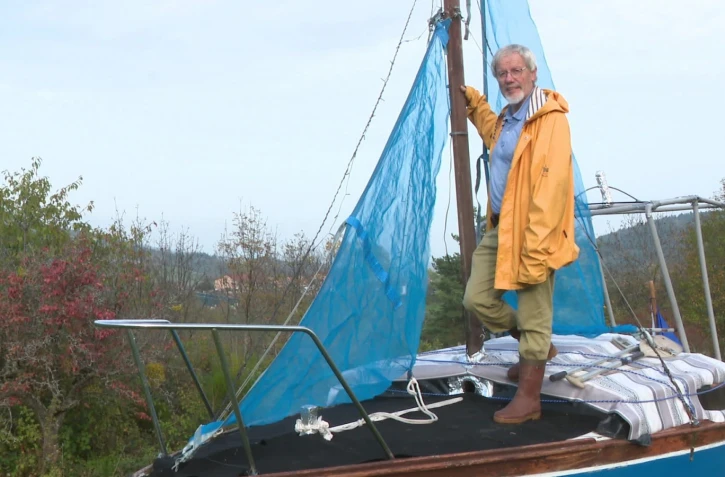Il va suivre le Vendée Globe dans un bateau, au milieu de son jardin
