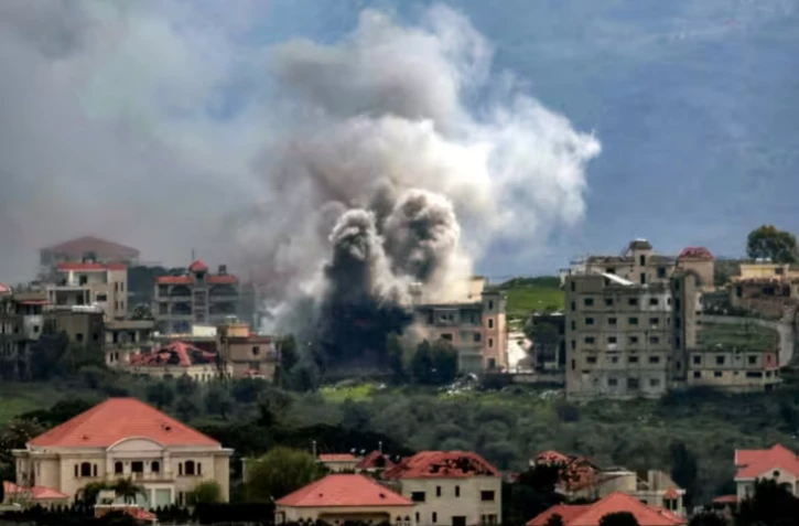 Frappe aérienne israélienne sur le village de Khiam, dans le sud du Liban, près de la frontière avec Israël, vue depuis la ville voisine de Marjayoun, le 16 mars 2026 ( AFP / - )