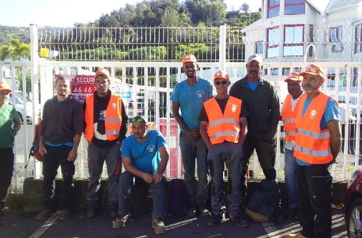 Les Avirons : débrayage devant l'entreprise Terracoop