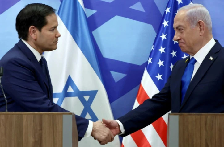 Le secrétaire d'Etat américain Marco Rubio (G) et le Premier ministre israélien Benjamin Netanyahu se serrent la main lors d'une conférence de presse à Jérusalem, le 16 février 2025
