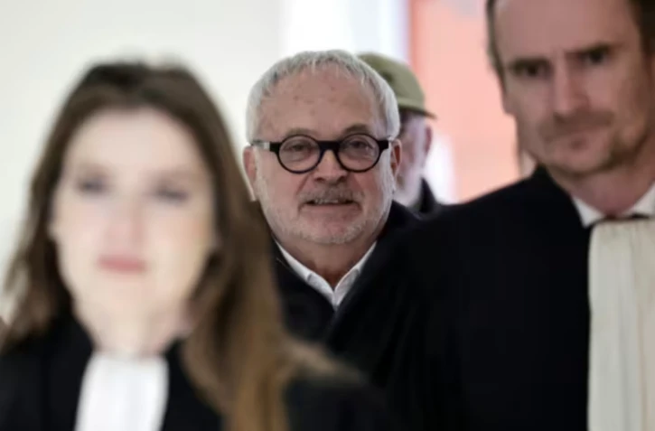 L'ancien sénateur Joël Guerriau (c) arrive au Palais de justice de Paris pour son procès, le 26 janvier 2026, accusé d'avoir drogué la députée Sandrine Josso pour la violer ( AFP / STEPHANE DE SAKUTIN )
