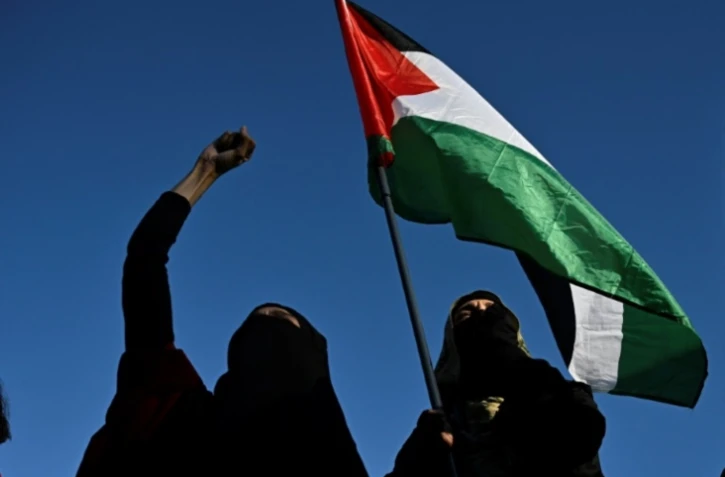 Des manifestantes brandissent un drapeau palestinien lors d'un rassemblement "Stop au génocide" en soutien à Gaza, place de la République à Paris, le 17 septembre 2025 ( AFP / JULIEN DE ROSA )