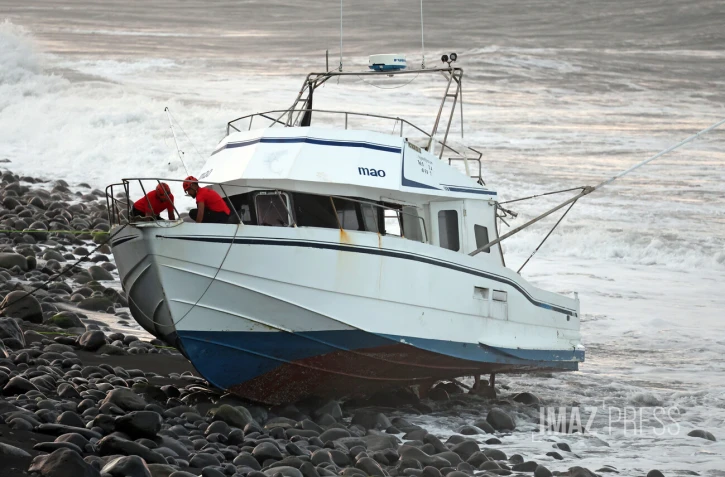 Saint-André : un navire échoué sur le littoral