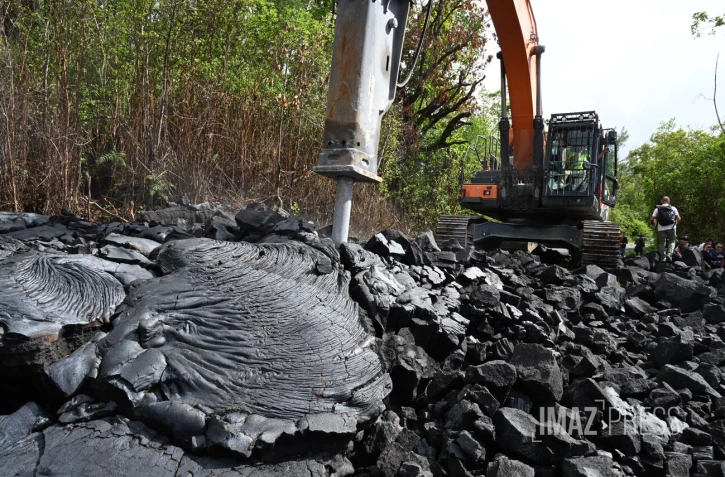 Route des laves : le brise-roche s'attaque à la lave refroidie, les travaux de reconstruction de la RN2 démarrent ce lundi 