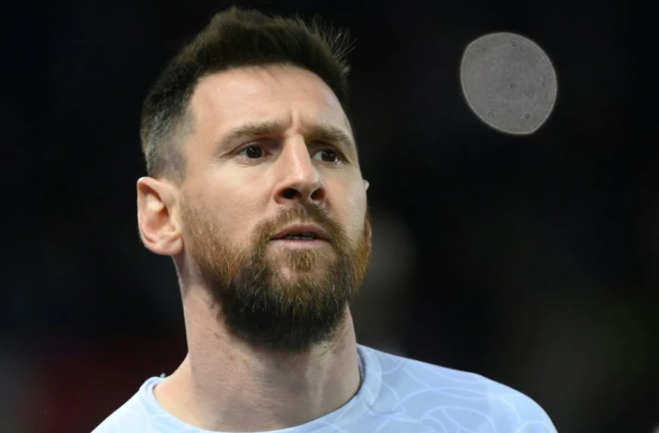 Lionel Messi lors de la séance d'échauffement le 2 avril 2023 avant la défaite du Paris SG à domicile face à Lyon (1-0). La star argentine a été sifflée ce soir-là par des supporters du Parc des princes