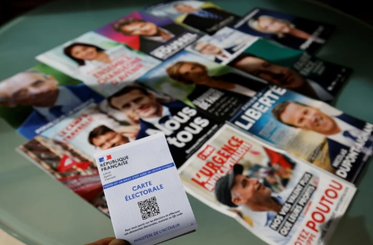 Les tracts électoraux des candidats à la présidentielle, le 6 avril 2022 à Paris