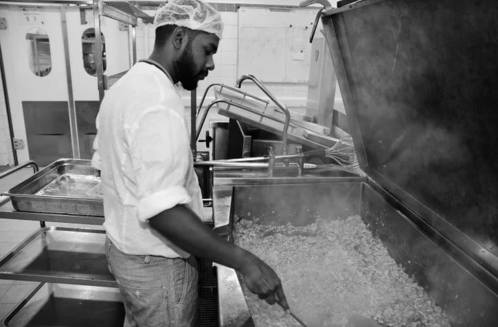 Saint-André : décès de Grégory Allamèle, agent de la cuisine centrale, la mairie lui rend hommage