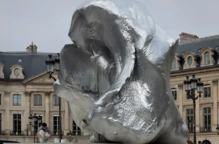 La "vague" de l'artiste plasticien suisse Urs Fischer exposée place Vendôme, à Paris, le 13 octobre 2023 ( AFP / JOEL SAGET )