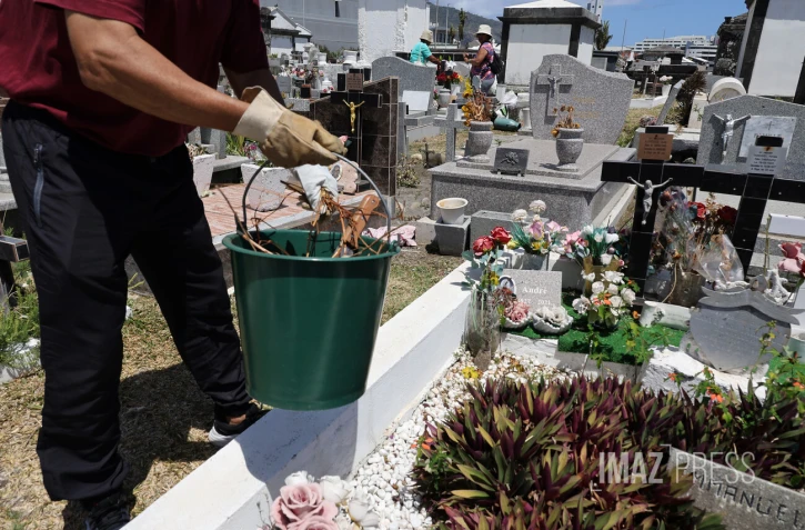 preparatifs de la toussaint au cimetiere 