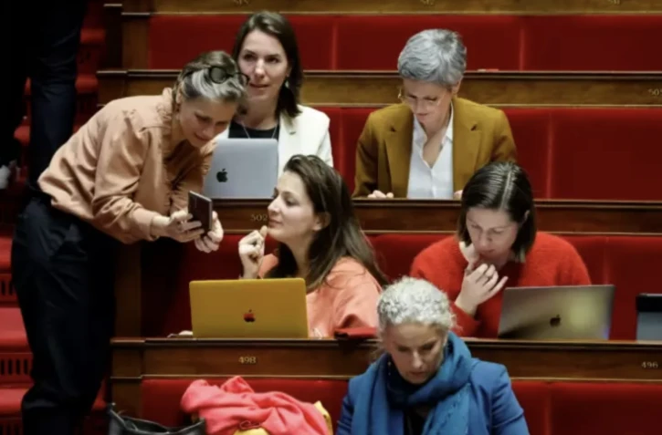 La députée française EELV, Sandrine Rousseau (en haut à droite), et d'autres députées écologistes à l'Assemblée nationale, le 16 février 2023 ( AFP / Ludovic MARIN )