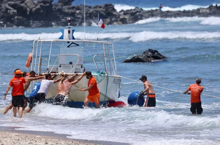 un bateau de plongée chavire