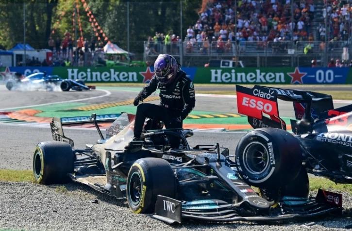 Le pilote Mercedes Lewis Hamilton s'extrait de son baquet après un accrochage avec son rival de Red Bull Max Verstappen, lors du GP d'Italie à Monza, le 12 septembre 2021 