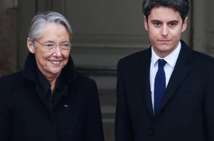 Le nouveau Premier ministre Gabriel Attal et la Première ministre sortante Elisabeth Borne lors de la passation de pouvoir à l'hôtel Matignon à Paris, le 9 janvier 2024
