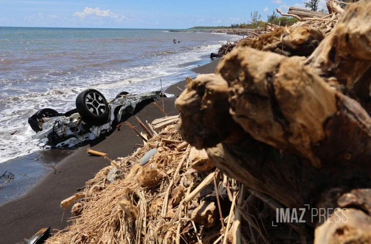 Cyclone Garance voituresdans la mer 