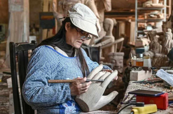 Un artisan religieux du village de Chongshan, à Suzhou, dans la province du Jiangsu, dans l'est de la Chine, le 16 janvier 2026 ( AFP / Jade GAO )