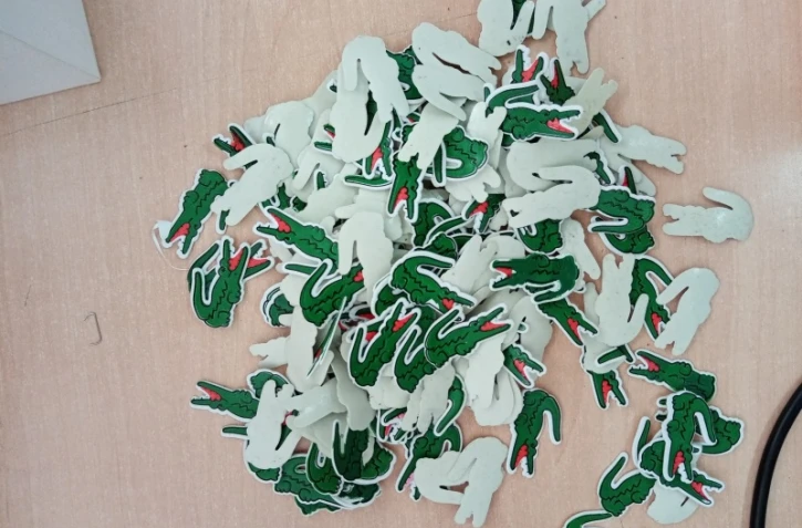  Petite-Île : la douane démantèle un atelier de vêtements de contrefaçon [