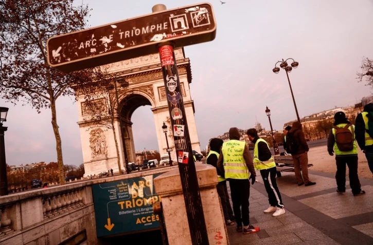 Des "gilets jaunes" arrivent près de l'Arc de Triomphe à Partis le 15 décembre 2018